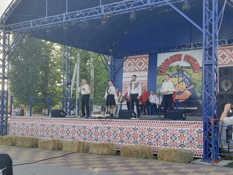 10 августа в Терновке Воронежской области прошел XX фестиваль "Савальские россыпи", на котором собрались талантливые музыканты и любители народной музыки из Воронежской, Саратовской, Липецкой, Волгоградской и Тамбовской областей, а также из Москвы.. 10 августа в Терновке Воронежской области прошел XX фестиваль "Савальские россыпи", на котором собрались талантливые музыканты и любители народной музыки из Воронежской, Саратовской, Липецкой, Волгоградской и Тамбовской областей, а также из Москвы..